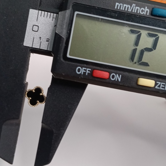 18K Yellow Gold Black Clover Stud Earrings 7mm Flower New Lightweight UNBRANDED - Picture 8 of 11